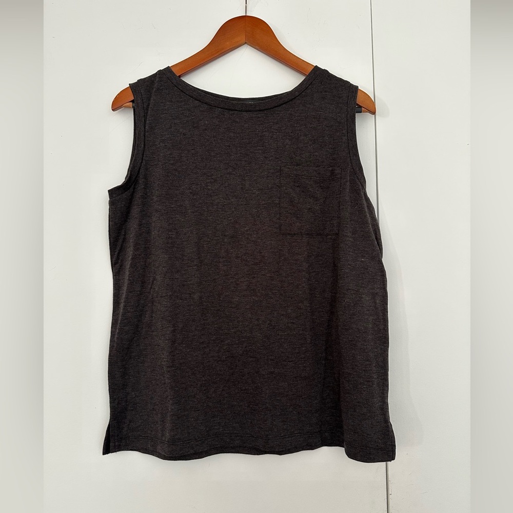 grey sleeveless t shirt